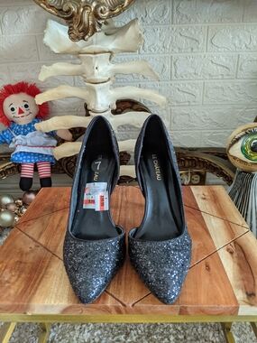 Le Chateau Women's Black Glitter Pointed Toe Pumps